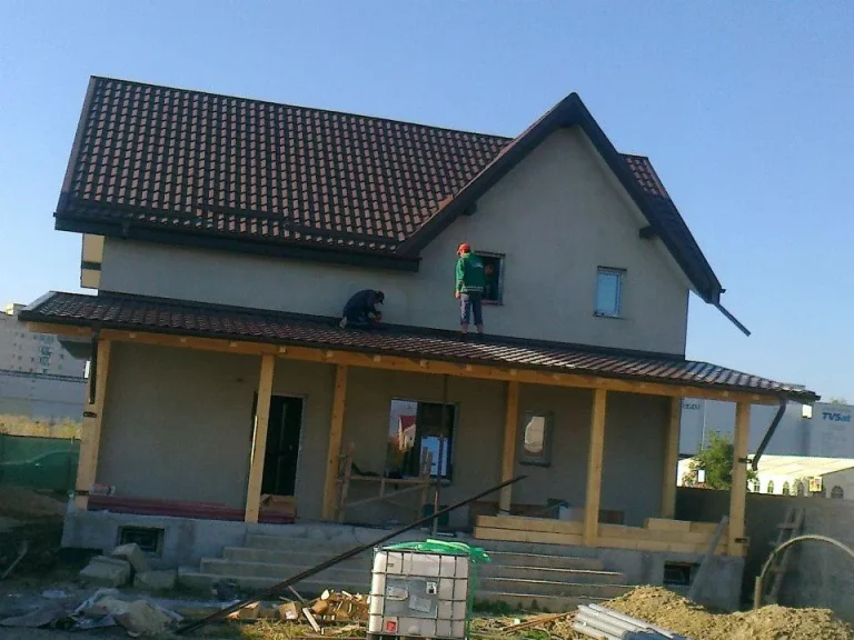 Echipa Bialiv Construct montând țiglă metalică