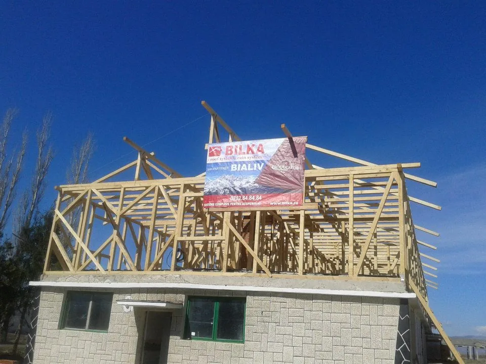 Echipa Bialiv Construct pe acoperiș